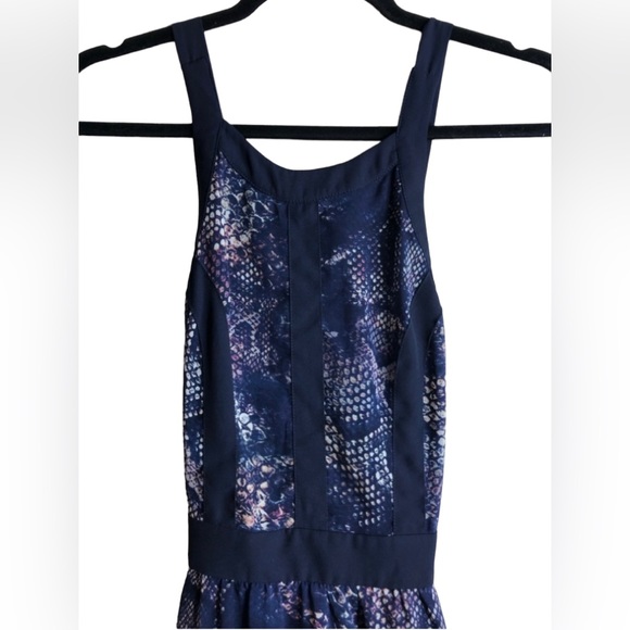 NEW JustFab Purple & Blue Printed Cross Back Mini Dress Size Small - Picture 4 of 9